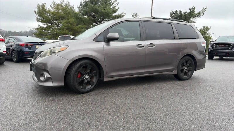 2012 Toyota Sienna SE 8-Passenger