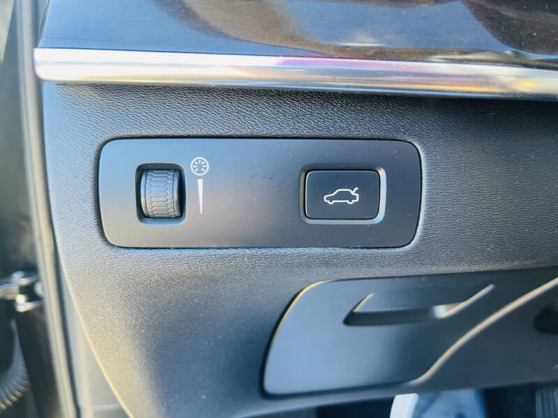 2016 Volvo XC90 T6 Momentum