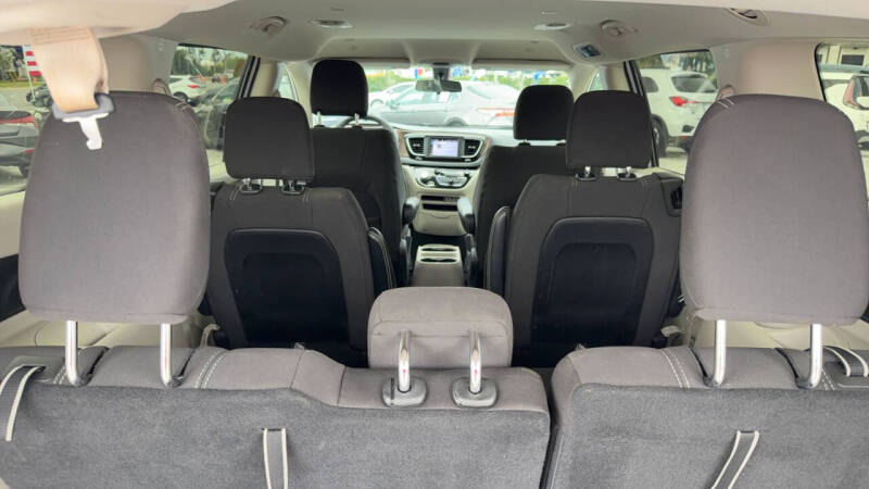 2022 Chrysler Voyager LX