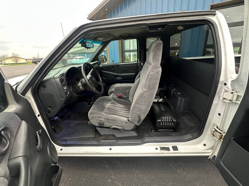 2000 Chevrolet S-10 LS
