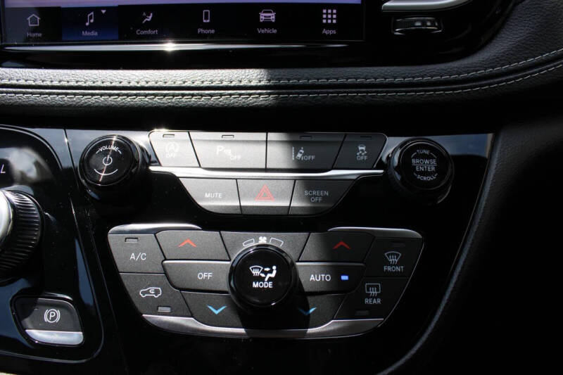 2027 Chrysler Pacifica Select