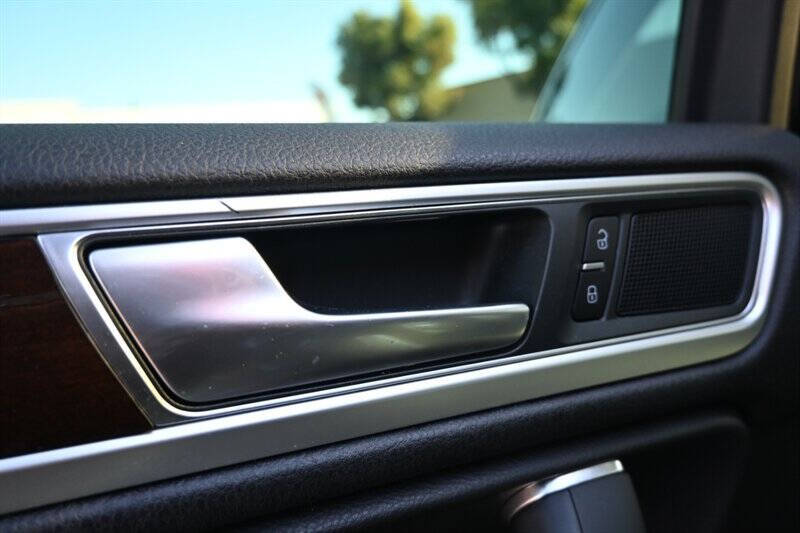 2016 Volkswagen Touareg VR6 Lux