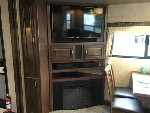 2018 Forest River Sierra 2850RL / 31ft