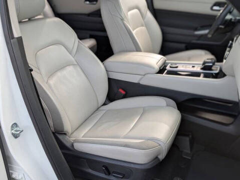 2022 Nissan Pathfinder SL