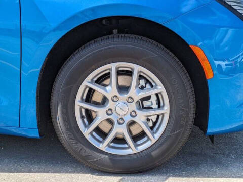 2027 Chrysler Pacifica Select