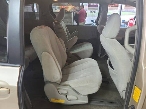 2014 Toyota Sienna LE 7-Passenger Auto Access Seat