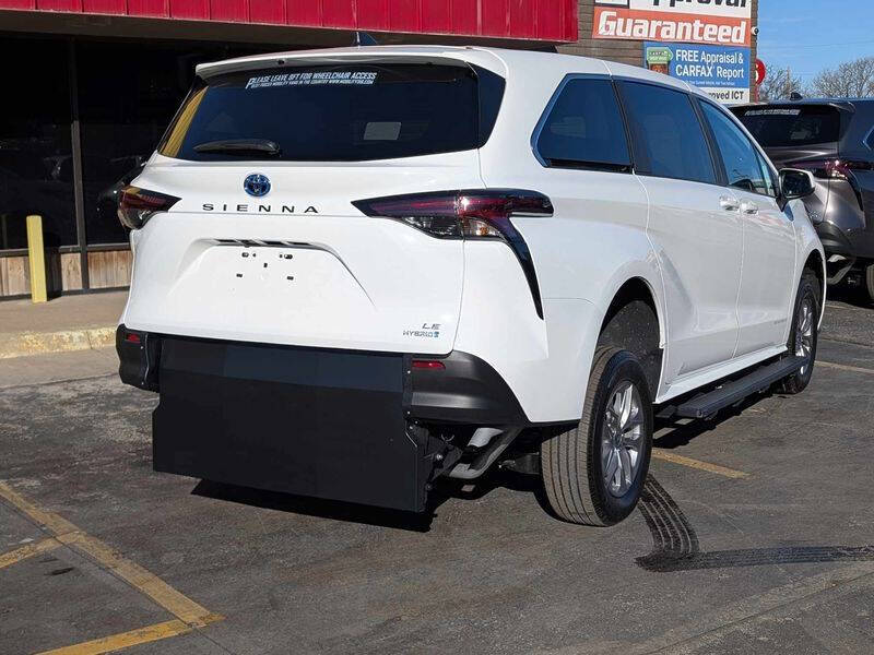 2025 Toyota Sienna LE 8-Passenger