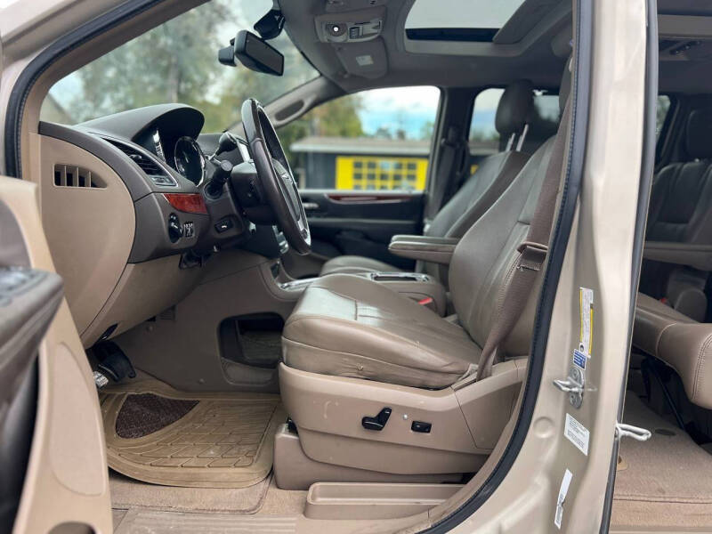 2013 Chrysler Town and Country Touring-L