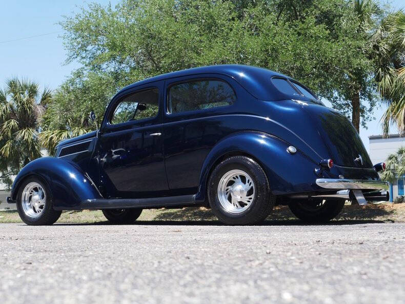 1937 Ford Deluxe