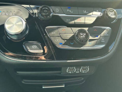 2025 Chrysler Voyager LX