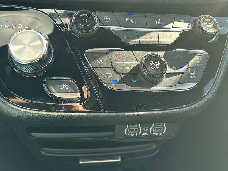 2025 Chrysler Voyager LX