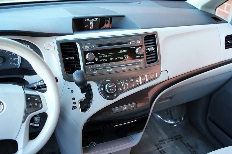 2013 Toyota Sienna LE 8-Passenger