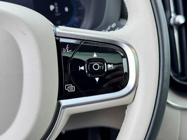 2023 Volvo XC60 B5 Plus Dark Theme