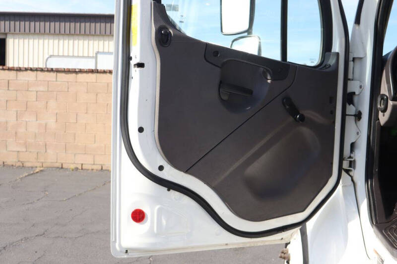 2019 Freightliner M2 106