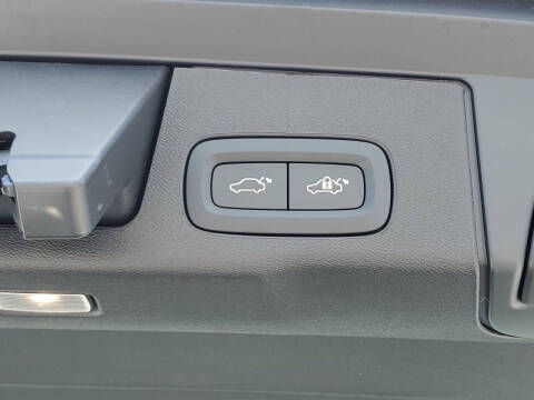 2025 Volvo XC60 B5 Plus Dark Theme