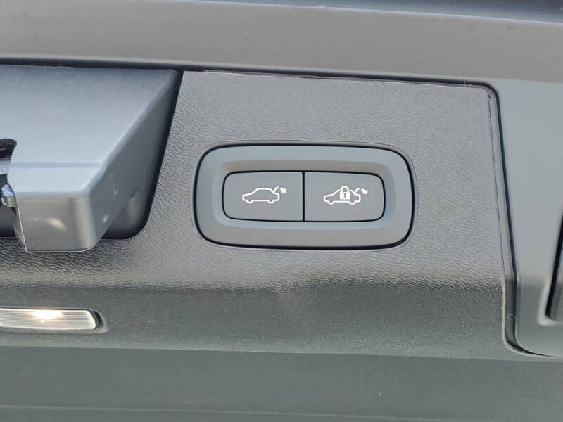 2025 Volvo XC60 B5 Plus Dark Theme