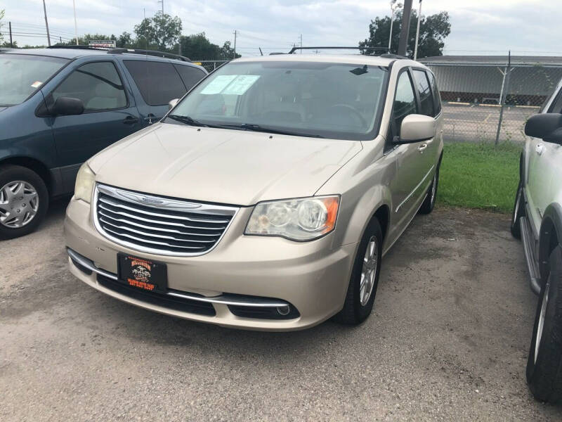 2013 Chrysler Town & Country Touring's photo