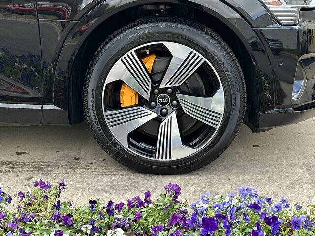 2022 Audi e-tron quattro Premium Plus