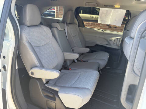 2022 Toyota Sienna LE 8-Passenger