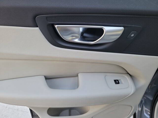 2024 Volvo XC60 B5 Core Dark Theme