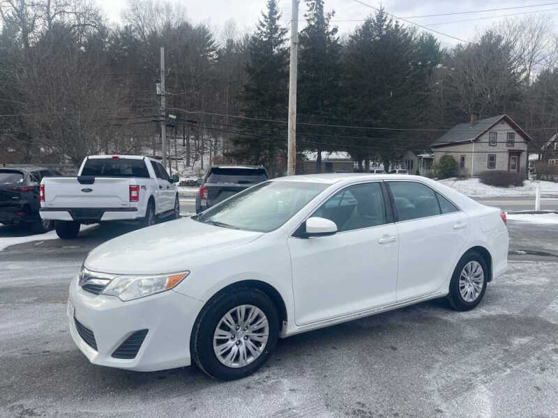 2014 Toyota Camry LE's photo