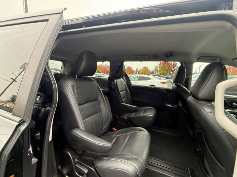 2017 Toyota Sienna SE 8-Passenger