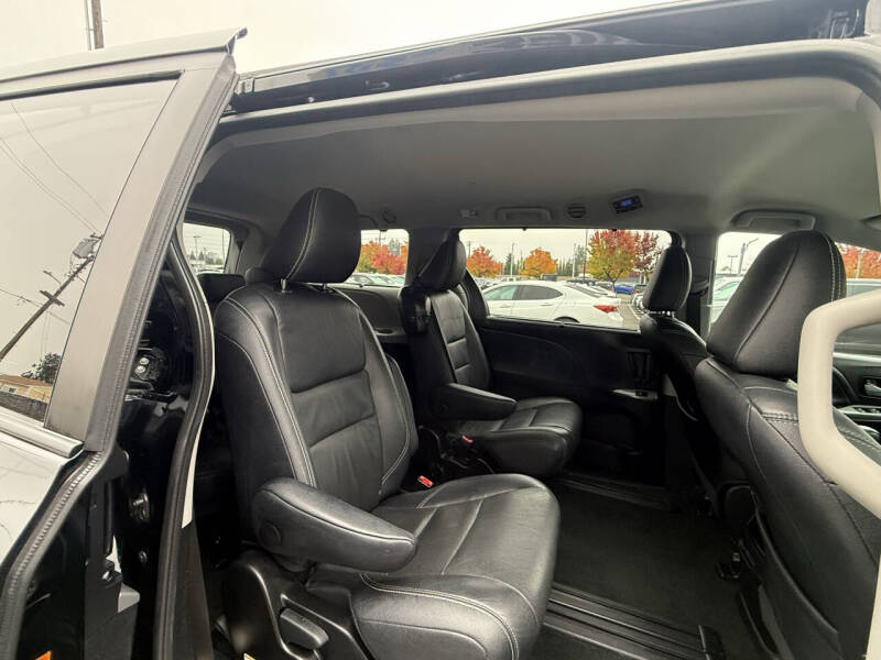 2017 Toyota Sienna SE 8-Passenger