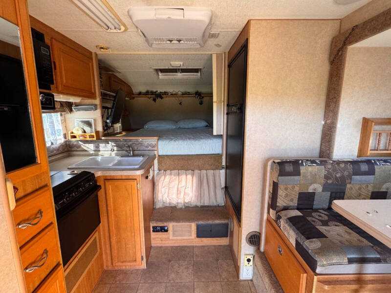 2006 Lance Camper 851