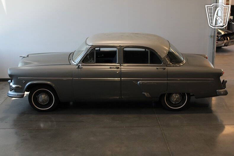 1954 Ford Crestline