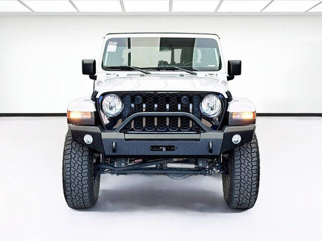 White 2023 Jeep Gladiator Willys 4x4 Willys 4dr Crew Cab 5.0 ft. SB 2