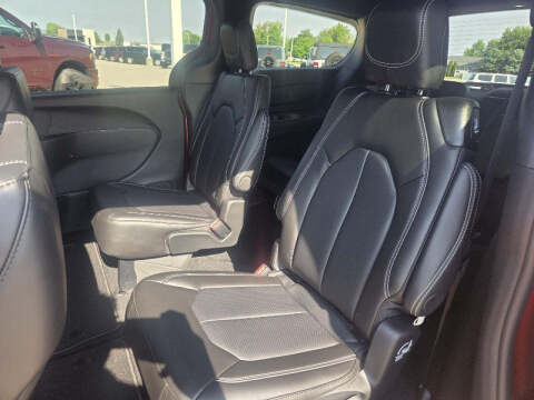 2027 Chrysler Pacifica Select