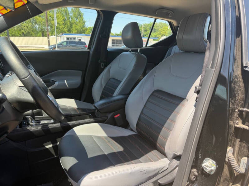 2022 Nissan Kicks SR