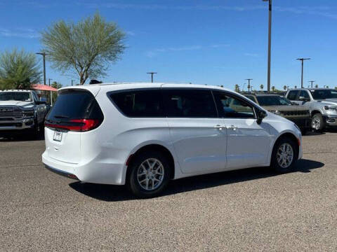 2027 Chrysler Pacifica Select