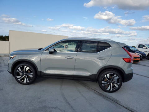 2025 Volvo XC40 B5 Ultra Bright Theme