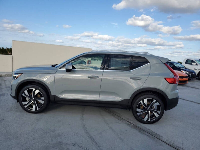2025 Volvo XC40 B5 Ultra Bright Theme