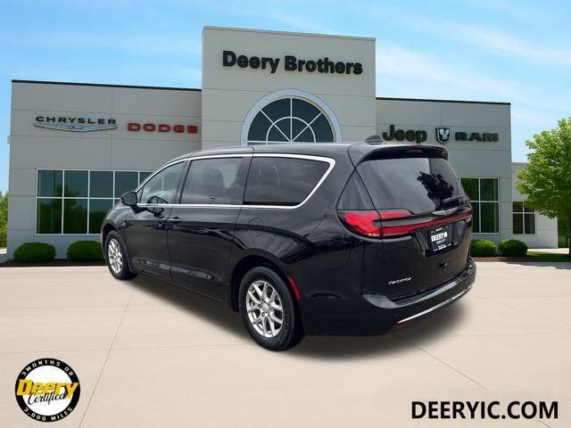 2025 Chrysler Pacifica Select