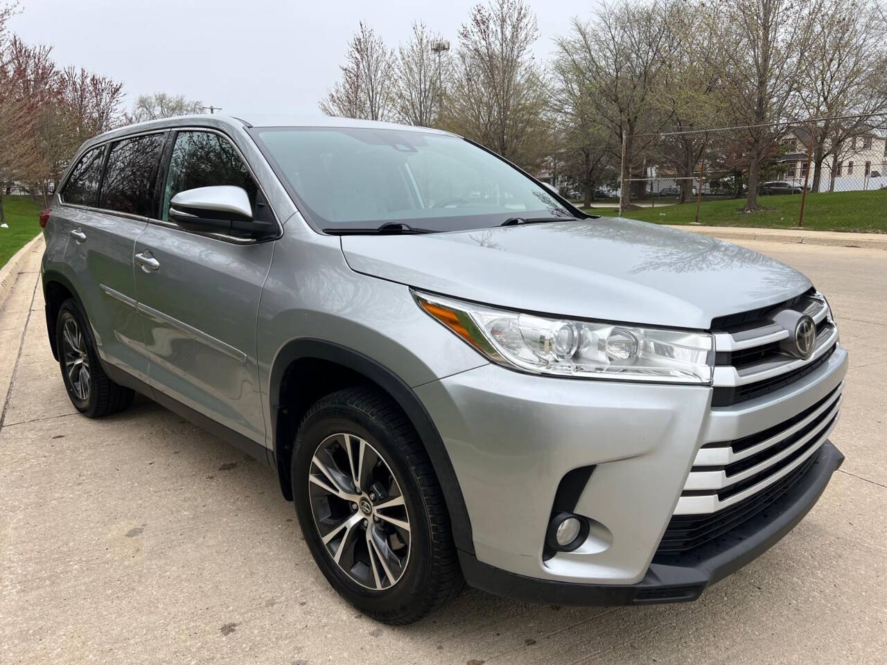 2019 Toyota Highlander LE 4dr SUV (3.5L V6)'s photo