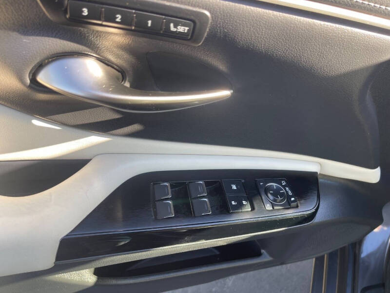 2025 Lexus ES 300h