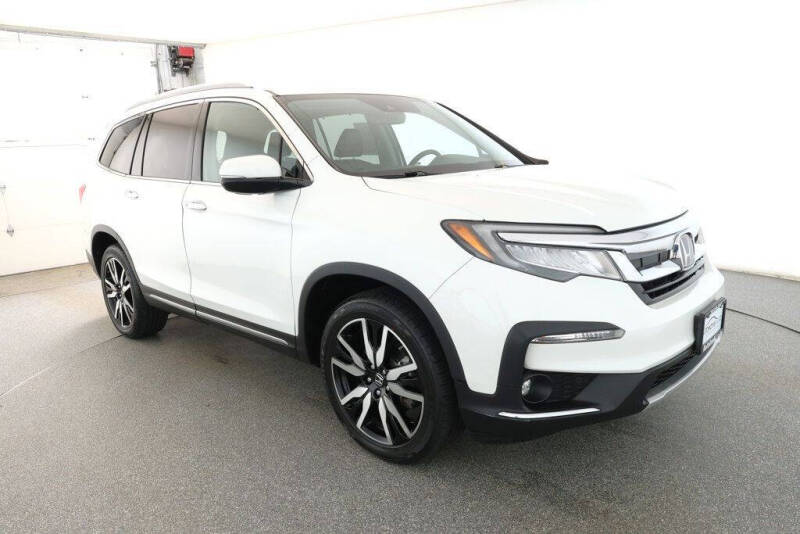 2022 Honda Pilot Touring w/Rear Captain's Chairs
