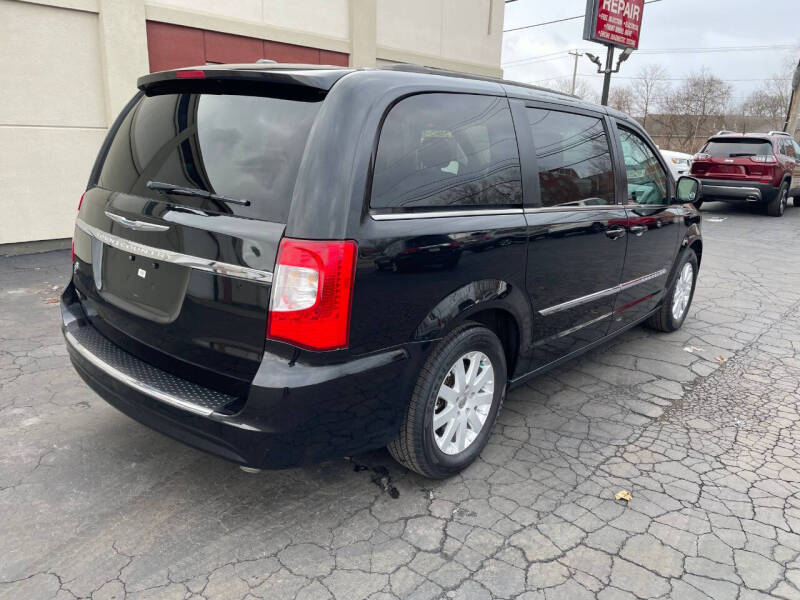 2014 Chrysler Town & Country Touring photo 6