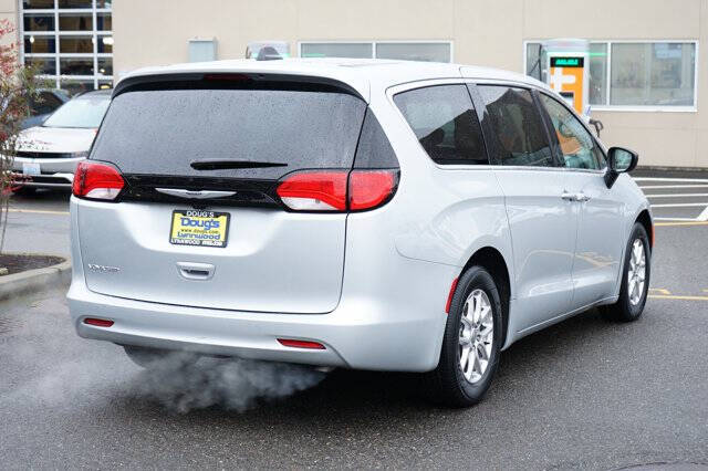 2024 Chrysler Voyager LX