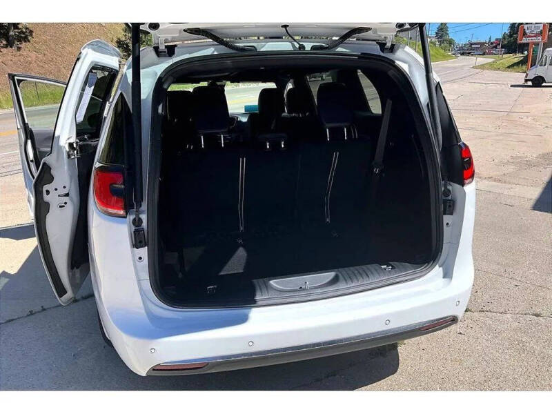 2027 Chrysler Pacifica Select