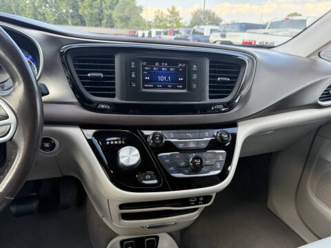 2017 Chrysler Pacifica Touring-L