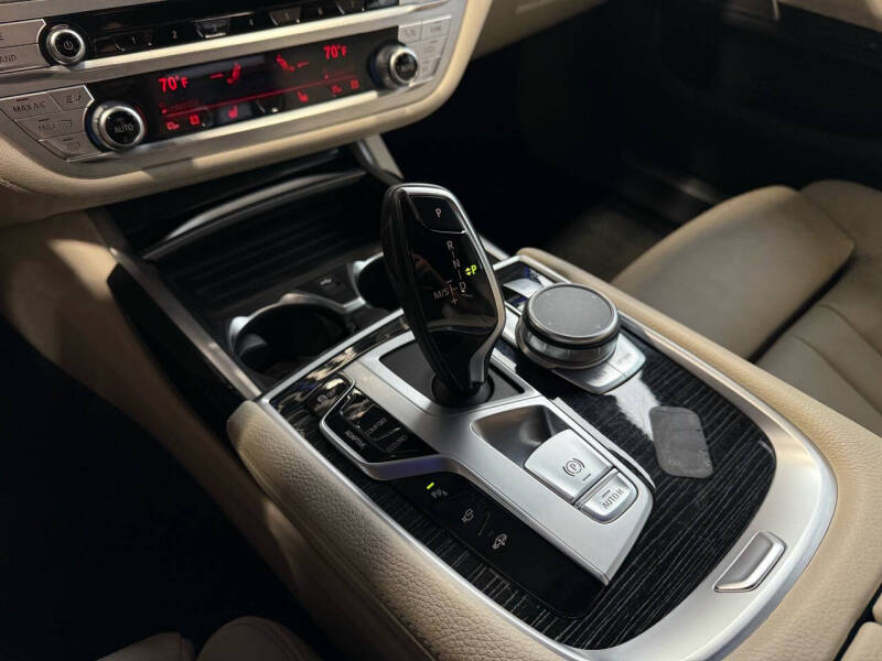 2022 BMW 7 Series 740i photo 26