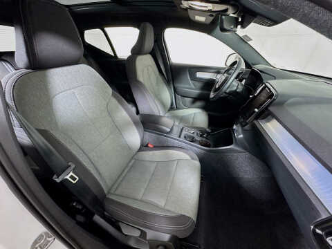 2025 Volvo XC40 B5 Core Bright Theme