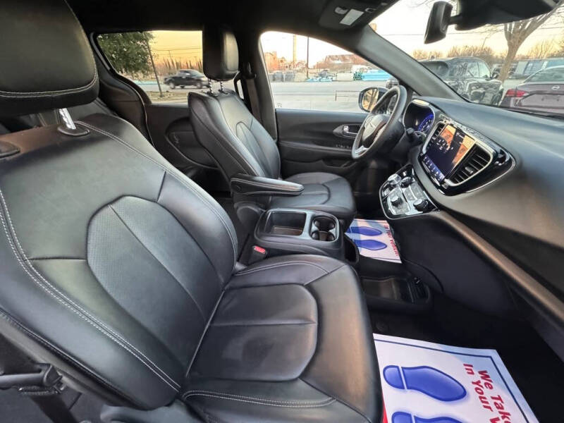 2025 Chrysler Pacifica Select