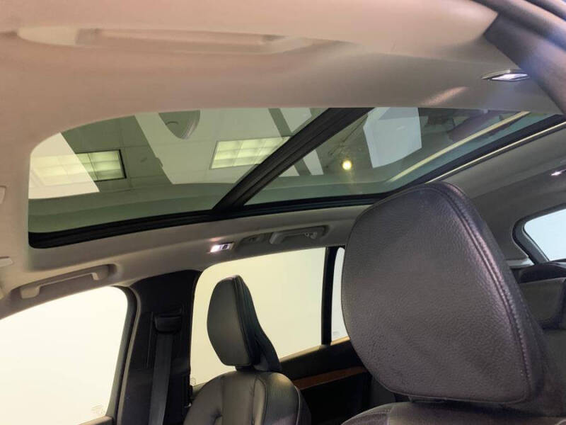 2022 Volvo XC90 T6 Momentum 7-Passenger