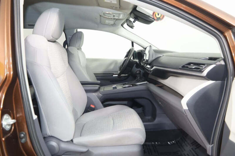 2021 Toyota Sienna LE 8-Passenger
