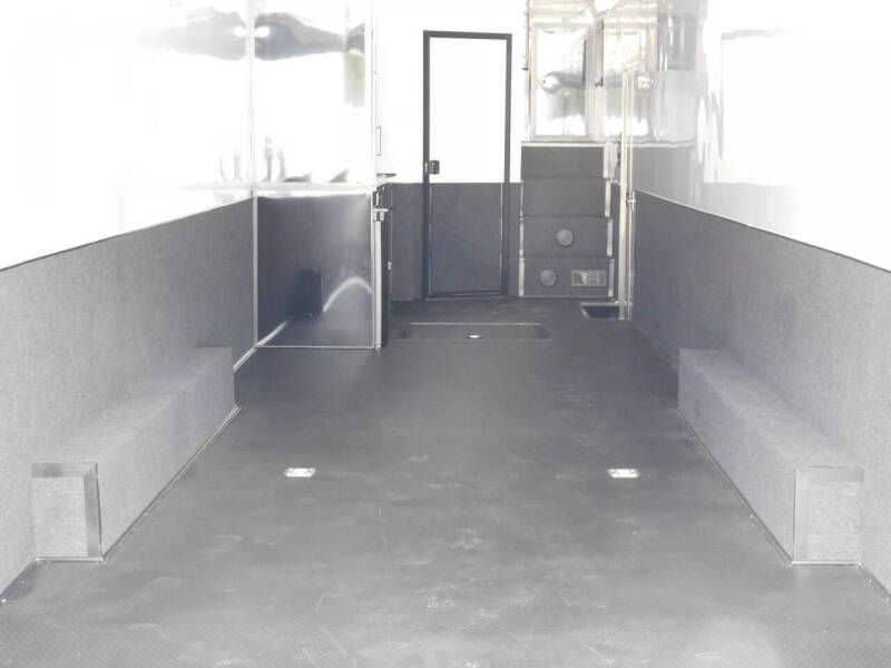 2026 United Trailers 53' Full Bathroom