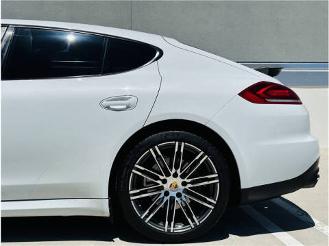2016 Porsche Panamera 4 Edition